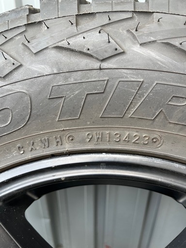 ジムニー16インチスタッドレスタイヤホイールセットトーヨー
