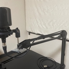 エイリアンウェアモニター、デスク、マイク、キーボード等、の画像