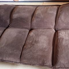 リクライニングローソファー　ベッド　柔らかくふかふかで、とても居心地の良いソファです。簡単にベッドへと変形できます。の画像