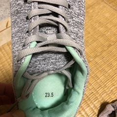 スニーカー　　グレー23.5センチの画像