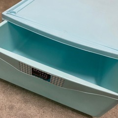 引き出し式の衣装ケース（水色）の画像
