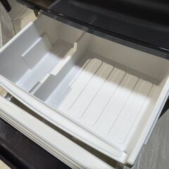 冷蔵庫0円でお譲りします　137L黒　時々ファンの音が大きいです　取りに来れる方希望の画像
