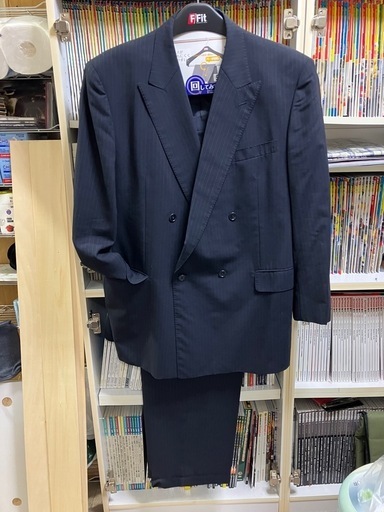 美品⭐️RU丸井、スーツ上下、濃紺色ストライブ柄、大きなサイズ21号(6L)w85 大きいサイズWスーツE6 紺ストライプ (me) 平塚のスーツ《メンズ