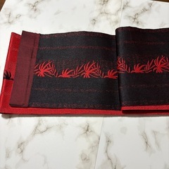半幅帯 赤と黒の植物模様 レトロ可愛い 大人可愛い シックな装いの画像