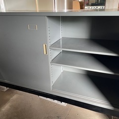 オフィススチールワイドキャビネット棚引戸タイプの画像
