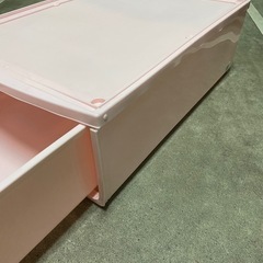 引き出し式の衣装ケース（ピンク色）の画像