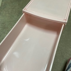 引き出し式の衣装ケース（ピンク色）の画像