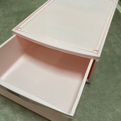 引き出し式の衣装ケース（ピンク色）の画像
