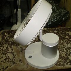 フランフラン　充電式デスクファン　サーキュレーター　本体のみ充電のコードないです。の画像
