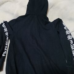 ♠　袖ロゴ　パーカー size:M 　黒　チェスト８８～９６　身長165～175　メンズ 　レディース　どちらでも着られそうですの画像