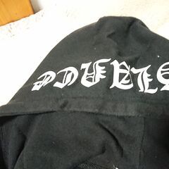 ♠　袖ロゴ　パーカー size:M 　黒　チェスト８８～９６　身長165～175　メンズ 　レディース　どちらでも着られそうですの画像