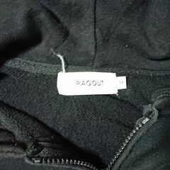 ♠　袖ロゴ　パーカー size:M 　黒　チェスト８８～９６　身長165～175　メンズ 　レディース　どちらでも着られそうですの画像