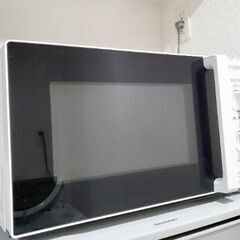 ◆シンプルコンパクトな電子レンジ700ｗ500ｗ200ｗ切り替えできます50㎐◆ハイアールの画像
