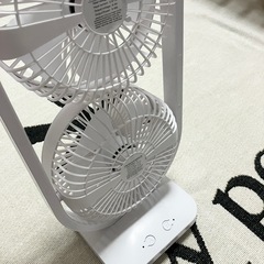 2連 独立制御 卓上扇風機 1台で2台分の役割 4段階風量調節 角度調節 充電式 Type-C給電の画像