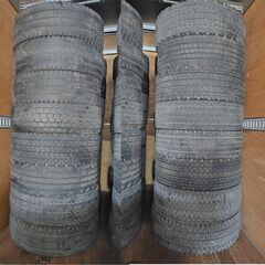 大型低床用トラック用タイヤあげます！！　245/265,70,19.5×80本　205,65,R16×4本の画像