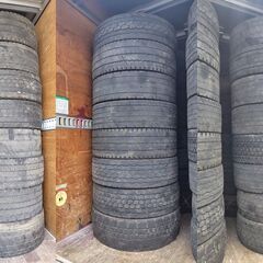 大型低床用トラック用タイヤあげます！！　245/265,70,19.5×80本　205,65,R16×4本の画像