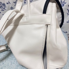 お花スワロフスキーの飾り付きリュックサック＊白色の画像