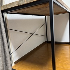 木製デスクの画像