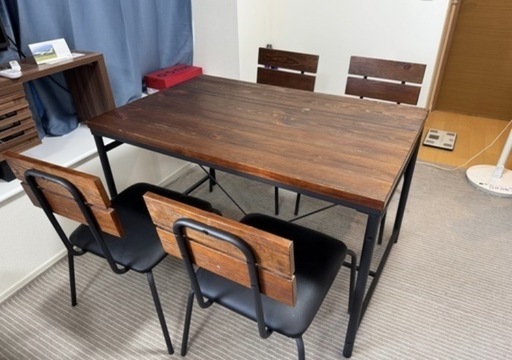 ダイニングテーブルとチェア4脚