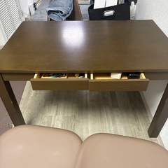 ダイニングテーブルの画像