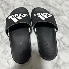 adidasサンダルの画像