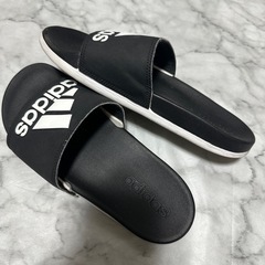 adidasサンダルの画像