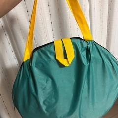 ビーチやキャンプ用のテントの画像