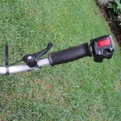 草刈り機　RYOBI（リョービ）エンジン刈払機（EKK-2620） 固い草の刈り込みに、強力型！の画像