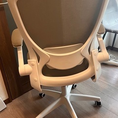 グレーのオフィスチェアの画像