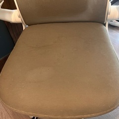 グレーのオフィスチェアの画像