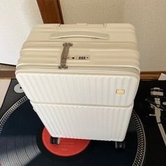 スーツケース/キャリーケース白系／新品／箱は痛みは御座います。現状品！の画像