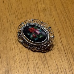 プチポワン オーストラリア製 ブローチ 刺繍 アンティーク調 薔薇の画像