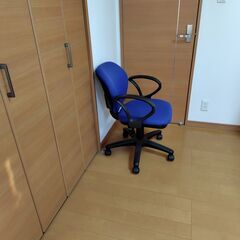 キャスター付き　回転イスの画像