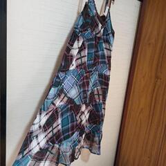 チェック柄のキャミソールワンピースの画像