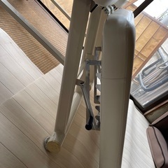 美容院専用椅子ベッド二つ
の画像