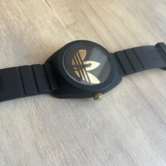 adidas アディダス 腕時計 ブラック×ゴールドの画像