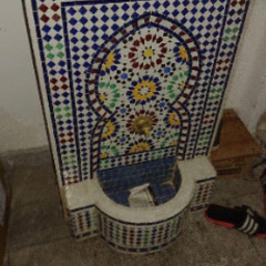 モロッコ伝統のゼリージュ噴水（モザイクの芸術）の画像