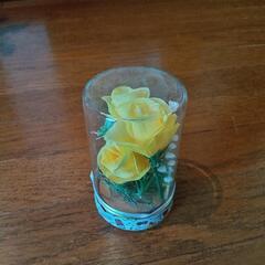 黄色い花の造花の画像