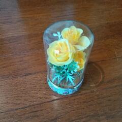黄色い花の造花の画像
