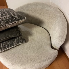オーバーサイズの回転式アクセントチェアの画像