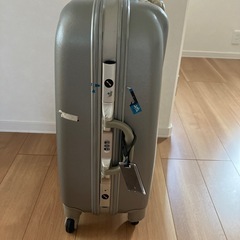 シルバー　スーツケース　鍵有り　の画像