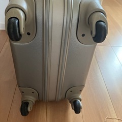 シルバー　スーツケース　鍵有り　の画像
