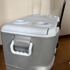 未使用品・Rubbermaid キャスター付 大型クーラーボックス の画像