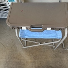 椅子とテーブルの画像