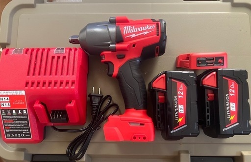 新品✨ミルウォーキー MILWAUKEE 1300Nmインパクトレンチ　12.0Ahバッテリー　充電器付き USB 災害時　携帯充電など コードレスインパクト　マキタスナップオンMac