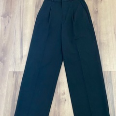 UNIQLOタックワイドパンツ黒（丈標準） の画像
