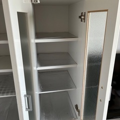 白くて小ぶりで可愛い食器棚の画像