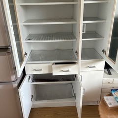 白くて小ぶりで可愛い食器棚の画像