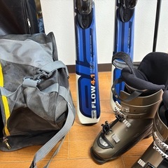 ELAN製スキーセット(板、ブーツ、カバン)の画像