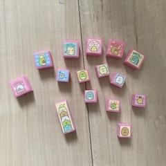 すみっこぐらし　スマホ形スタンプ　ラメ入りピンク　とんかつ　ペンギン　ざっそう　ねこ　とかげ　しろくま　えびふらいのしっぽ　タピオカ　ほこり　ふろしきの画像
